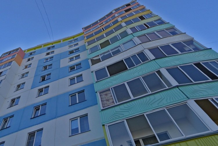 Обнаженная девушка упала с балкона в Новосибирске